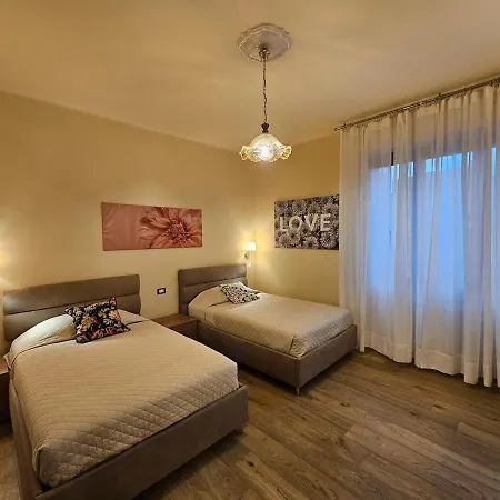 Buildings & Grounds - Casa Ugo F بيت للعطل *